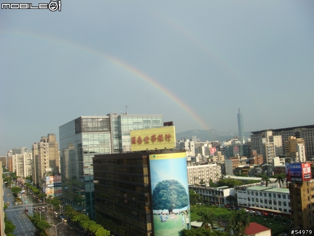 台北的天空剛剛出現了一道彩虹