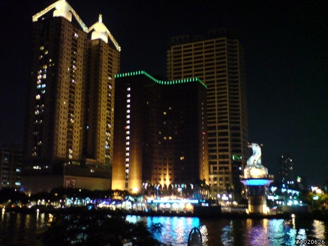 k810的一些夜拍  高雄愛河