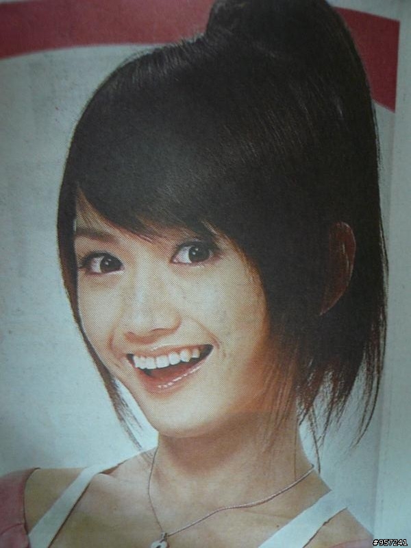 這個女生是誰阿~!?   她好漂亮歐~
