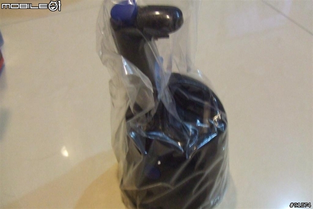 [開箱照]百靈鋒馳電鬍刀5897--經濟的防水電動刮鬍刀與自動清洗組