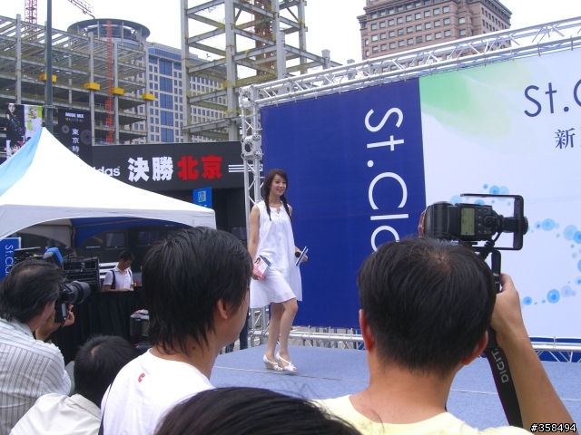 又補照片囉..<<分享美妝活動照>>拔起粉刺，真的像拔蘿蔔呦!!