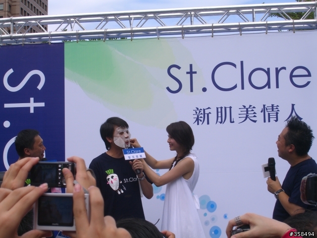 又補照片囉..<<分享美妝活動照>>拔起粉刺，真的像拔蘿蔔呦!!