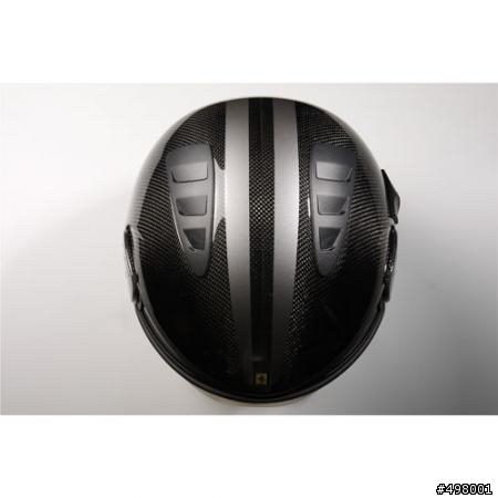掛著Ferrari的logo安全帽