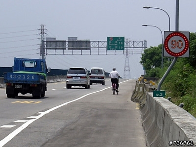 這是快速道路耶！阿公