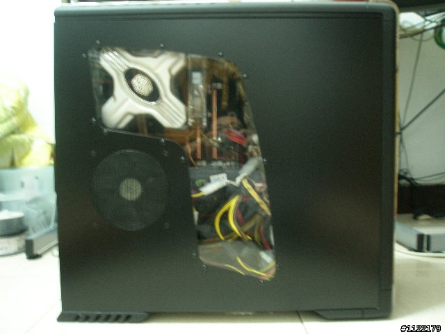 藍光綜放-絕世好殼 Coolermaster CM690+透明側板