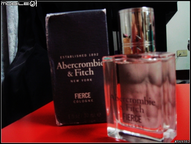 [分享]運動大會10/5 Abercrombie&Fitch MENS、WOMENS香水大集合(內附猛男、美女照)