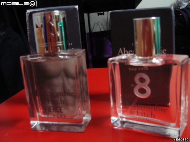 [分享]運動大會10/5 Abercrombie&Fitch MENS、WOMENS香水大集合(內附猛男、美女照)
