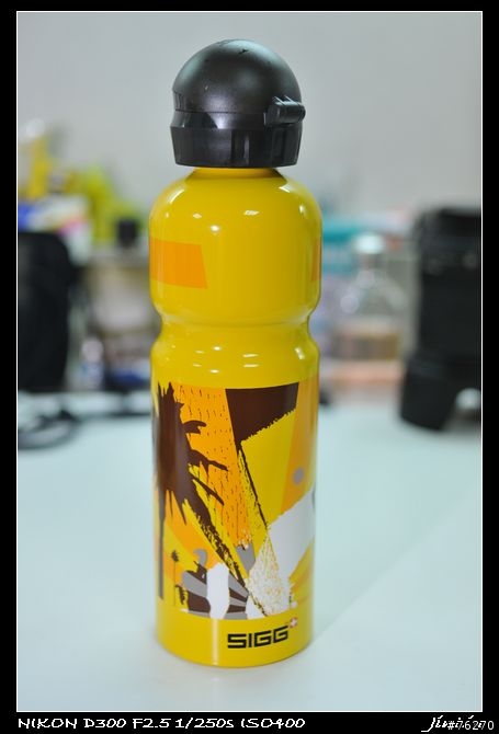 [分享]颱風天敗家之SIGG原廠水壺架!