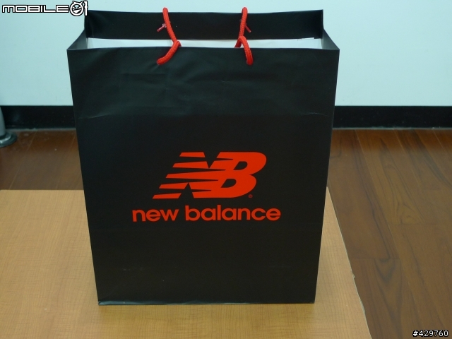 [開箱分享]外型流線又搶眼之超輕量透氣跑鞋 -New Balance 790