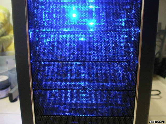 藍光綜放-絕世好殼 Coolermaster CM690+透明側板