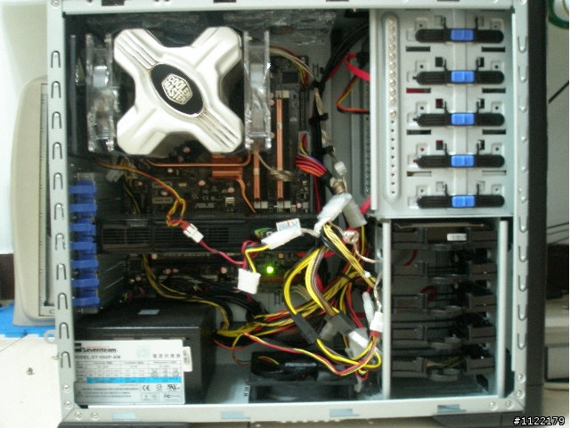 藍光綜放-絕世好殼 Coolermaster CM690+透明側板