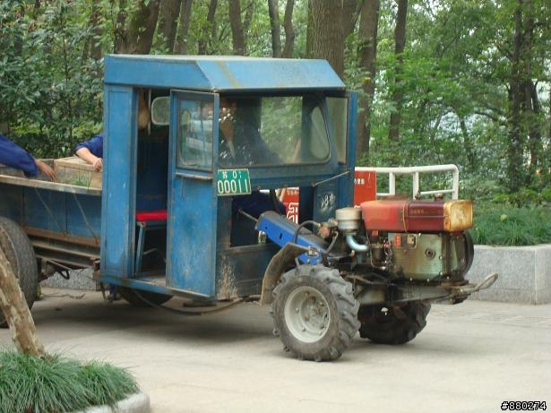 在大陸南京看到很特別的車