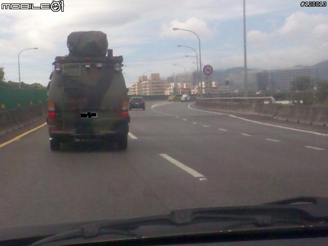 軍方迷彩車