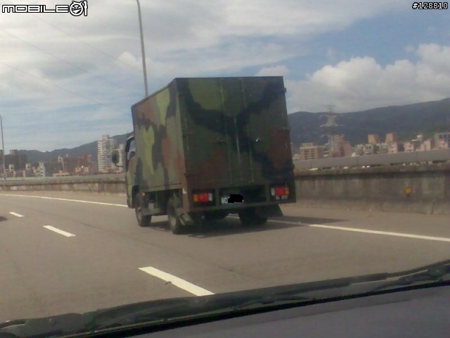 軍方迷彩車
