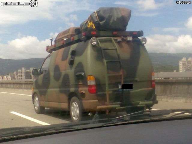 軍方迷彩車