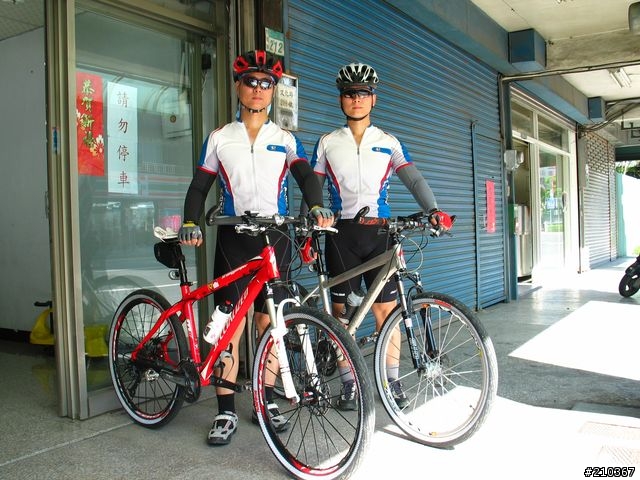 [分享] 閃電 Specialized M5 & 全套XTR & OGK 安全帽 （34張圖，請耐心欣賞 ... 給點小小建議吧～）