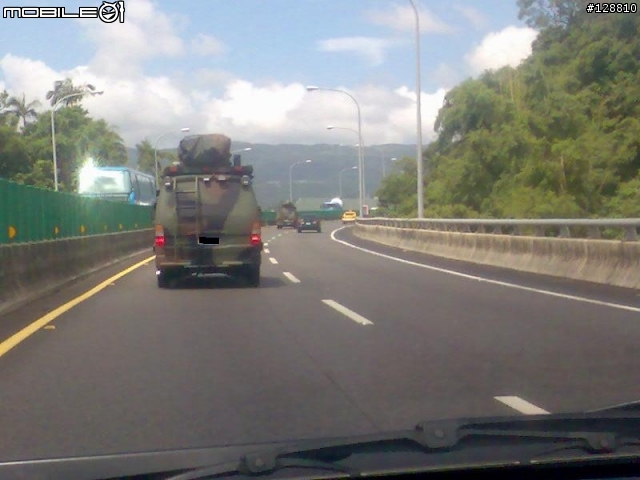 軍方迷彩車