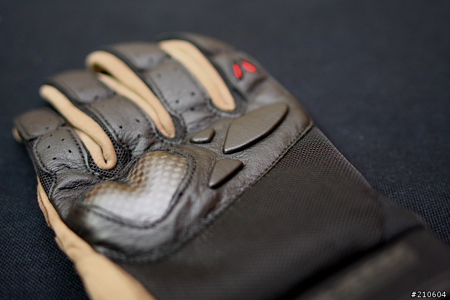 [分享]DAiNESE GUANTO AIR CARBON 手套