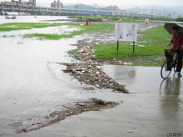 [路況報告]福和橋附近北縣自行車道淪陷