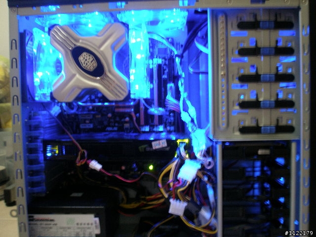 藍光綜放-絕世好殼 Coolermaster CM690+透明側板