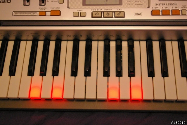 98元 的感動  CASIO LK-110 魔光電子琴 科技音樂速成班