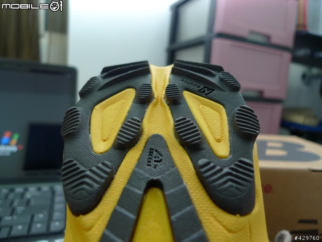 [開箱分享]外型流線又搶眼之超輕量透氣跑鞋 -New Balance 790