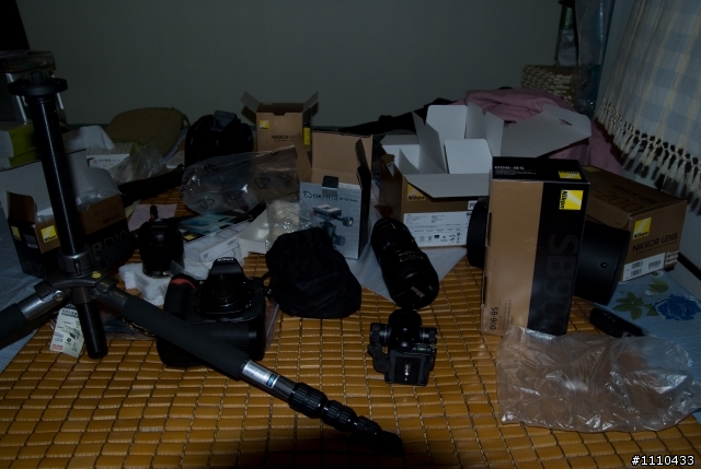 颱風天後依舊風雨無阻,前往綁架D300之粗略開箱小文(不成敬意,請看倌將就唄!)