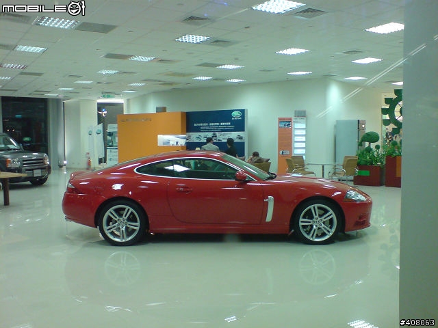 在高雄夢時代裡的Jaguar xk 4.2R