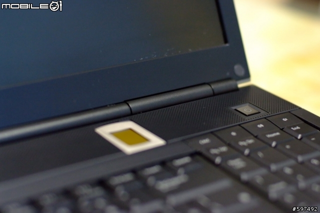 [開箱]M6400簡單開箱~外表篇--補上一張3dmark06、英雄連隊與電池小測