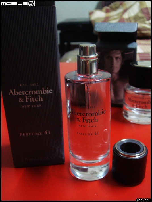 [分享]運動大會10/5 Abercrombie&Fitch MENS、WOMENS香水大集合(內附猛男、美女照)