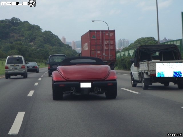 前輪像F1的怪車，在北二高遇到的