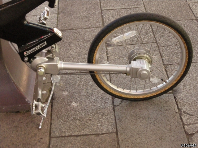 銀座街上看到的一台腳踏車