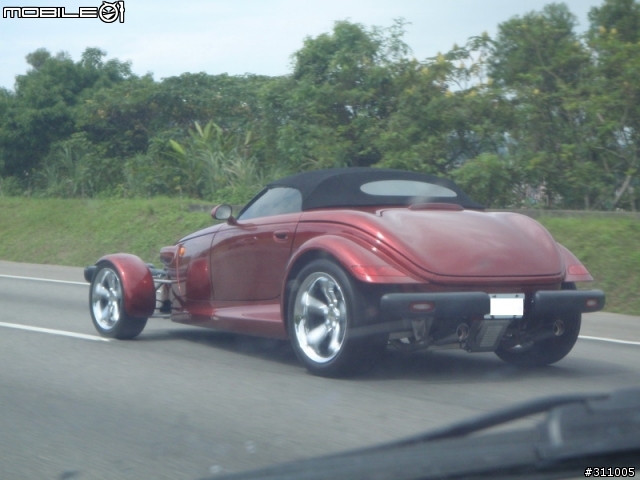 前輪像F1的怪車，在北二高遇到的