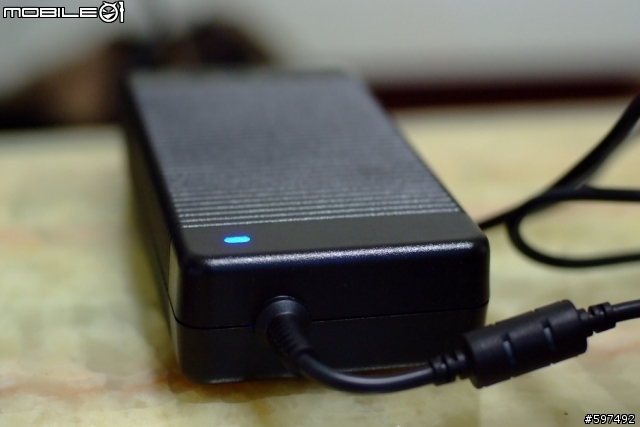 [開箱]M6400簡單開箱~外表篇--補上一張3dmark06、英雄連隊與電池小測