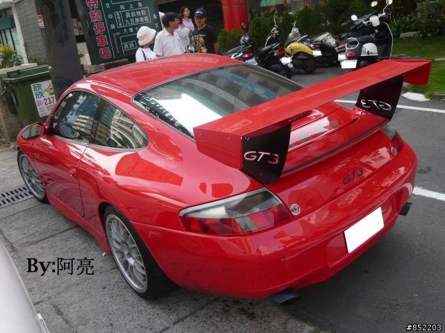 誇張的大尾翼 PORSCHE 996 GT3改大尾翼
