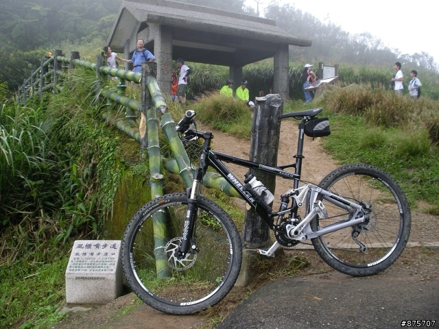 (感謝)10/19日早上10點在往風櫃嘴楓林橋上的這一群車友&車行老闆