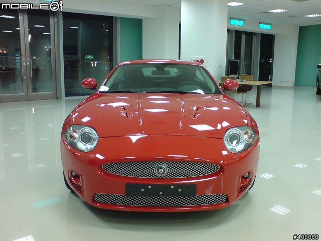 在高雄夢時代裡的Jaguar xk 4.2R