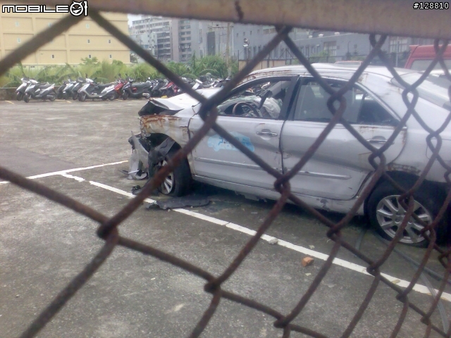 拖車場裡的廢鐵-CAMRY