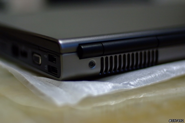 [開箱]M6400簡單開箱~外表篇--補上一張3dmark06、英雄連隊與電池小測