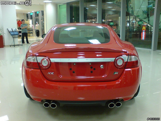在高雄夢時代裡的Jaguar xk 4.2R
