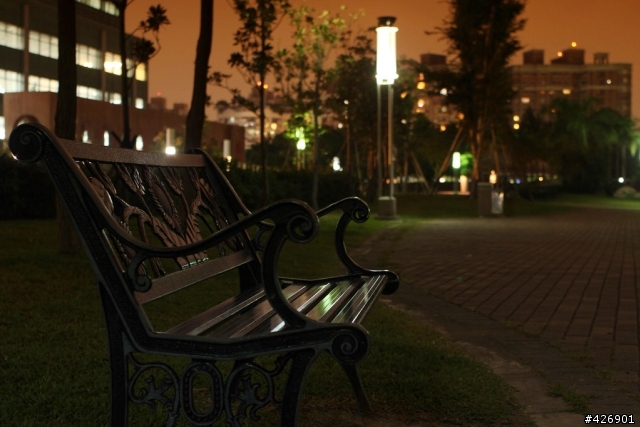 有幾張公園的夜拍照,希望大家可以批評一下