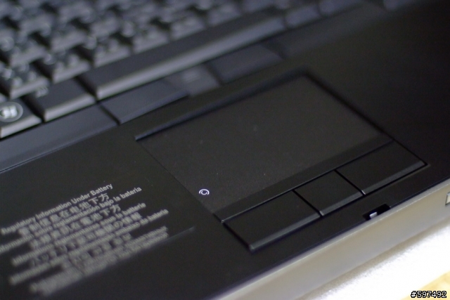 [開箱]M6400簡單開箱~外表篇--補上一張3dmark06、英雄連隊與電池小測
