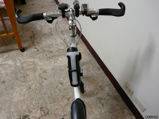 水壺架孔是歪的 >"