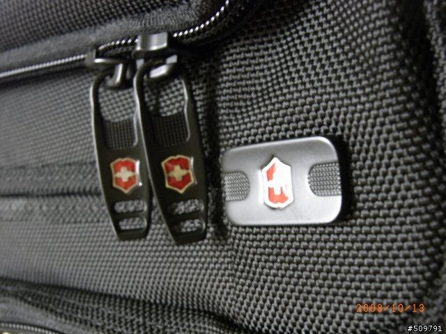 [開箱文] Victorinox 極簡電腦公事包!! (補圖)