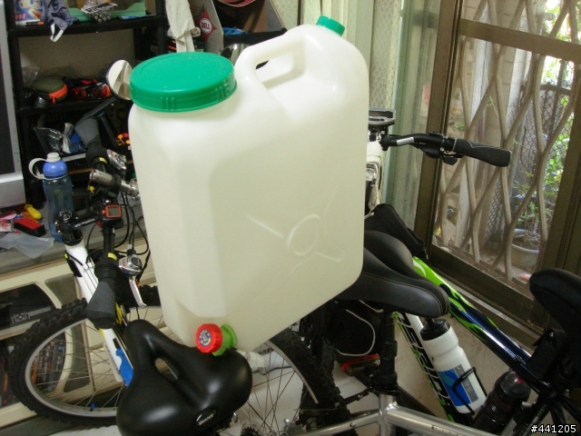 20公升塑膠油桶這種容器是哪種材質呢?可以用來裝飲水嗎?