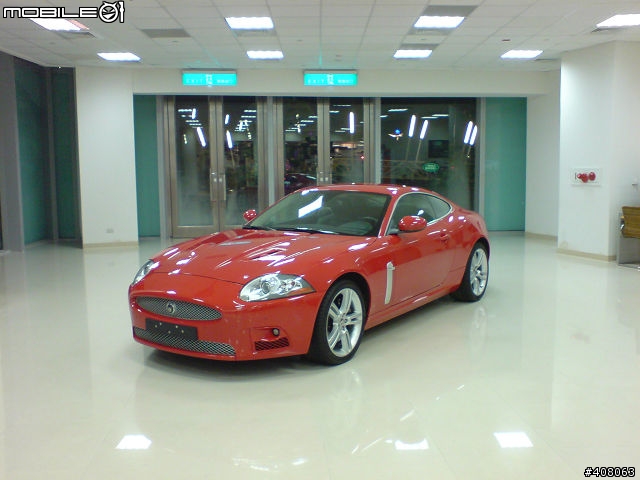 在高雄夢時代裡的Jaguar xk 4.2R