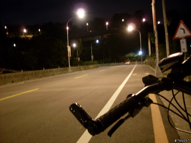 夜騎泰山公園路（夜景很美）