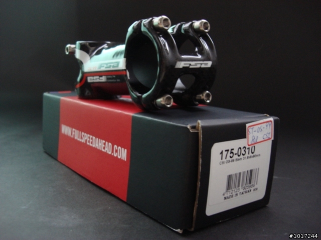 首次上台發表先來個 2009 FSA K-WING COMPACT HANDLEBAR & STEM的雙龍抱