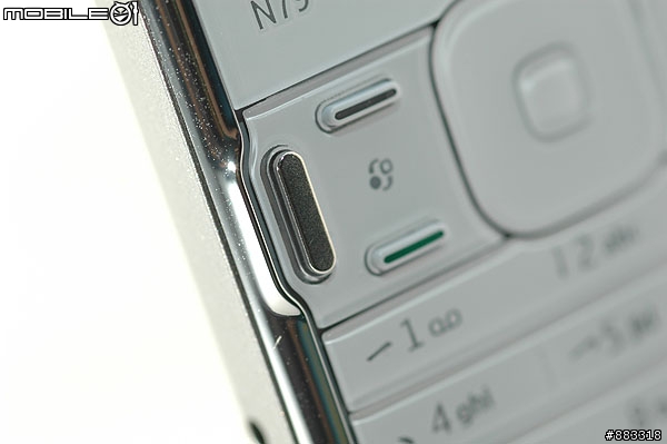 [採訪]Nokia N85OLED全彩幕 N79佈景主題隨背蓋變臉