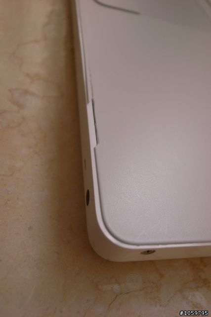 我的Macbook鍵盤面板右下方裂開了！！
